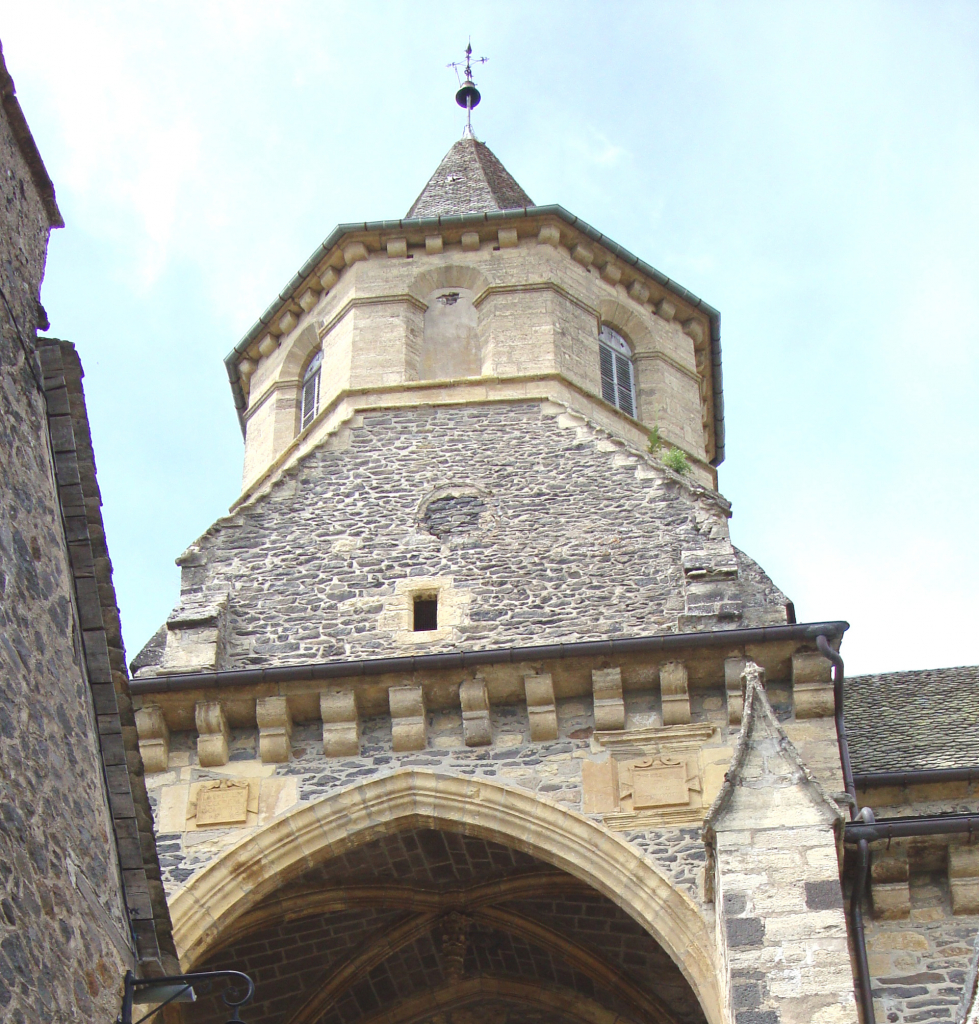 Eglise de Prades d'Aubrac - Comité départemental de la randonnée pédestre