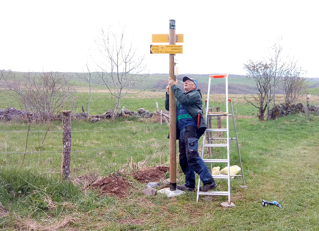 Signalisation directionnel sur le chemin de Saint Jacques- PNR Aubrac