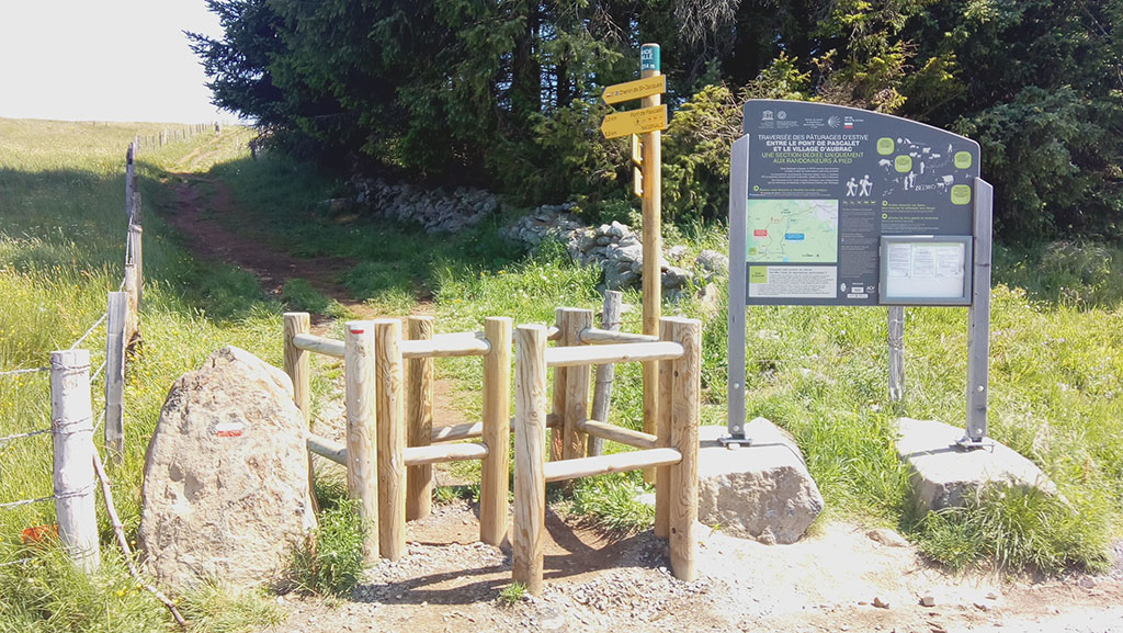 Signalisation directionnel sur le chemin de Saint Jacques- PNR Aubrac