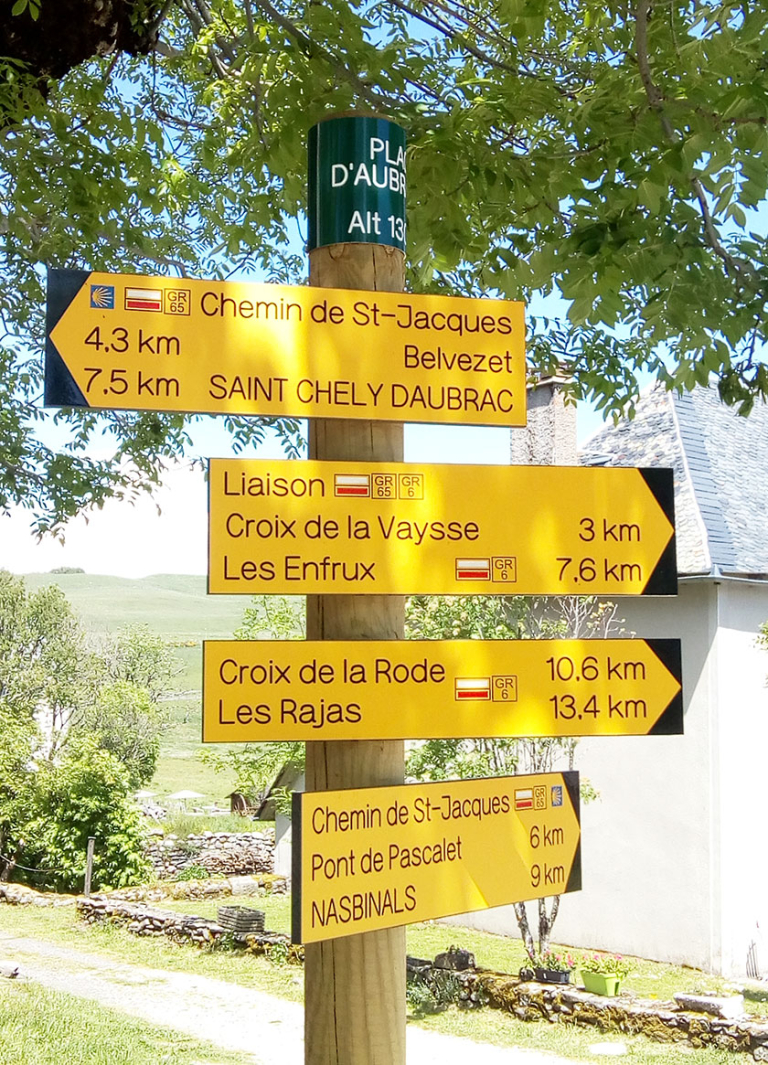Signalisation directionnel sur le chemin de Saint Jacques- PNR Aubrac