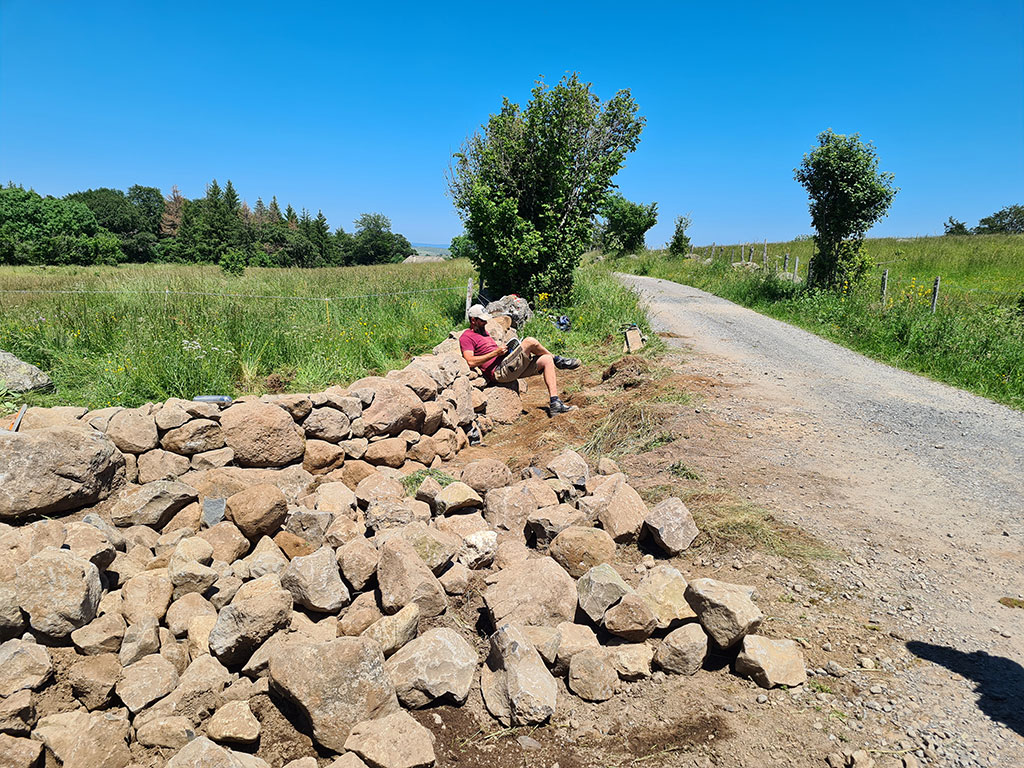 Chantier pierre sèche au Coustat - Nasbinals - PNR Aubrac