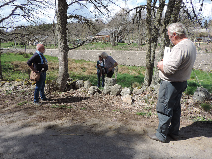 Chantier de rénovation d'un mur en pierre sèche à Lasbros - PNR Aubrac
