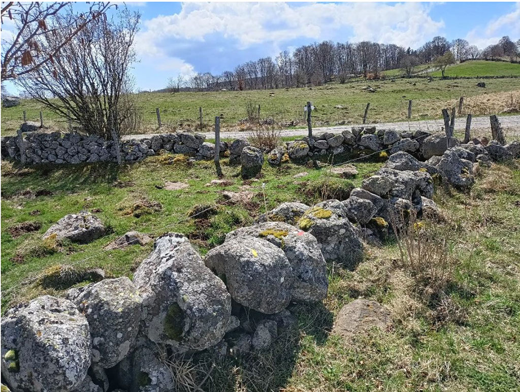 Chantier pierre sèche au Coustat - Nasbinals - PNR Aubrac