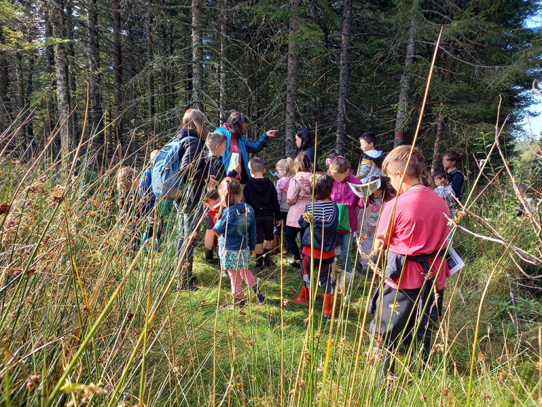 "L’eau y es-tu ?", une sortie pédagogique pour l'École de Fournels - PNR Aubrac