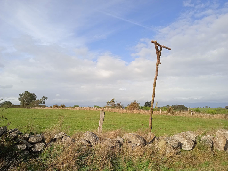 Installation de perchoirs à rapaces à Vitrac, Argences et Cantoin - PNR AUbrac