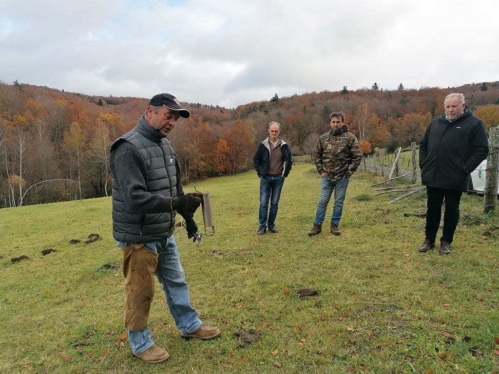 Lutte contre la pullulation du campagnol terrestre - Une expérimentation innovante à la CUMA de Saint Geneviève/Cantoin - PNR Aubrac