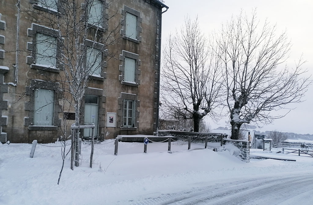 L'Hôtel des Montagnes à Aubrac, siège des bureaux du Parc naturel régional de l'Aubrac