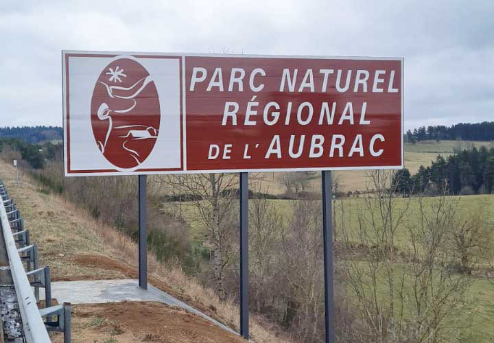 Panneau autoroutier du Parc naturel régional de l'Aubrac