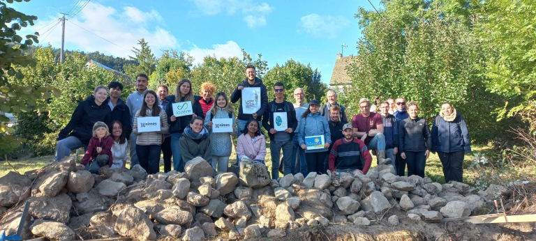 Des étudiants remontent un mur en pierre sèche à Saint Laurent de Muret - PNR Aubrac