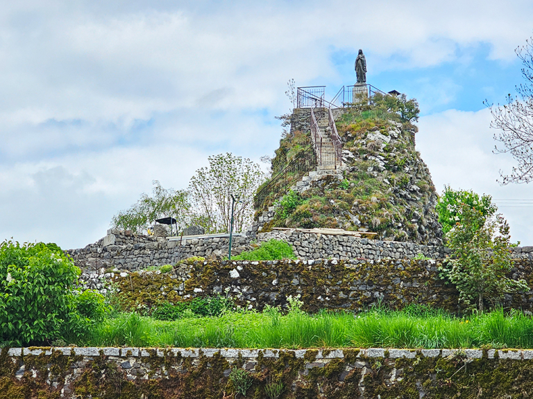 Saint Urcize : Un chantier exemplaire au rocher de la Vierge - PNR Aubrac